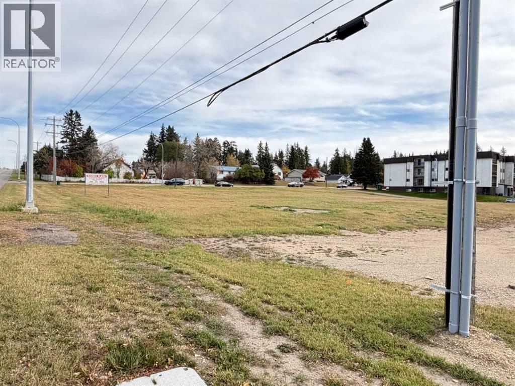 3728 45 Street Property Photo 5