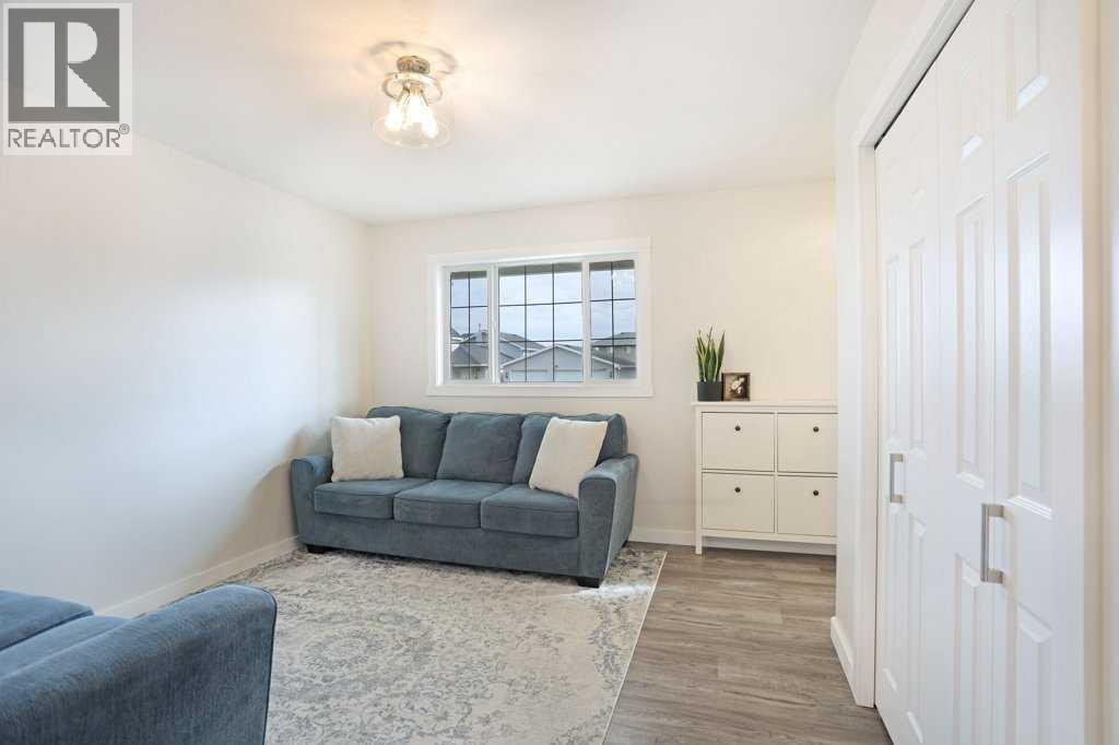 367 16 Street E Property Photo 3