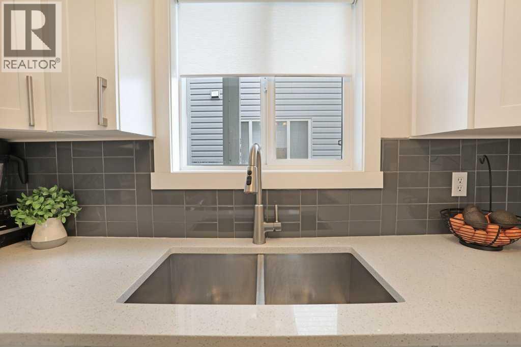 367 16 Street E Property Photo 10