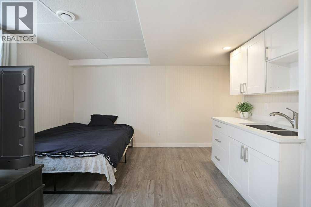 367 16 Street E Property Photo 16