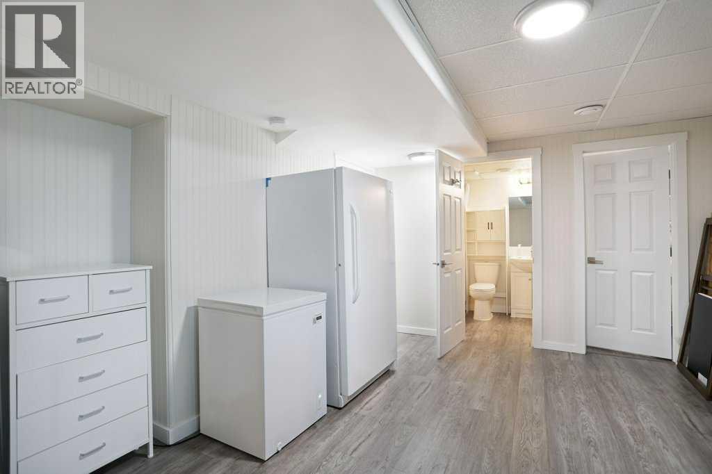 367 16 Street E Property Photo 17