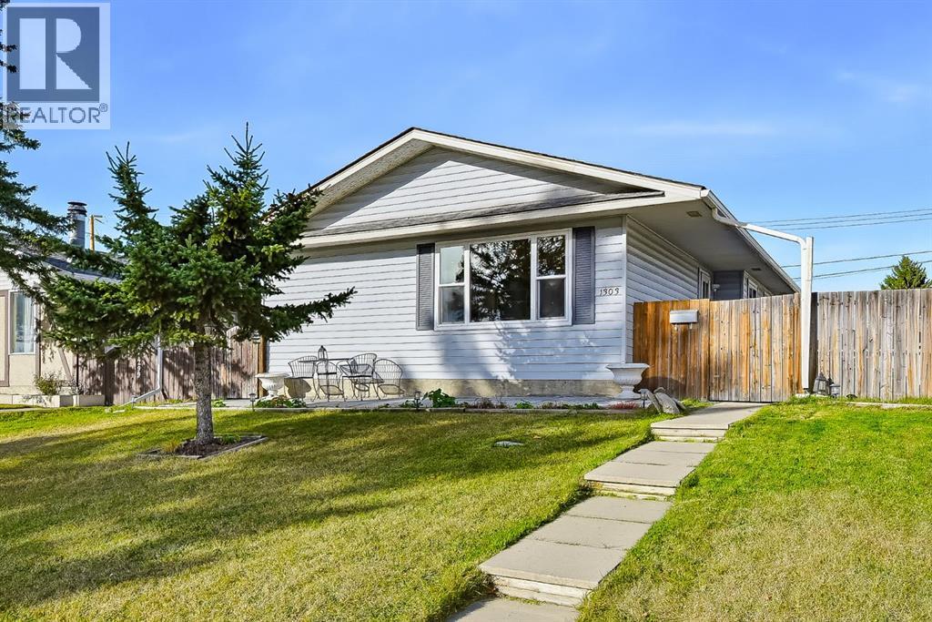 1303 Penedo Crescent SE Property Photo 1