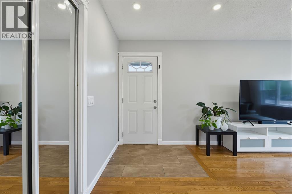 1303 Penedo Crescent Se Property Photo 2