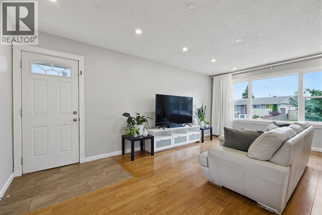 1303 Penedo Crescent Se Property Photo 3
