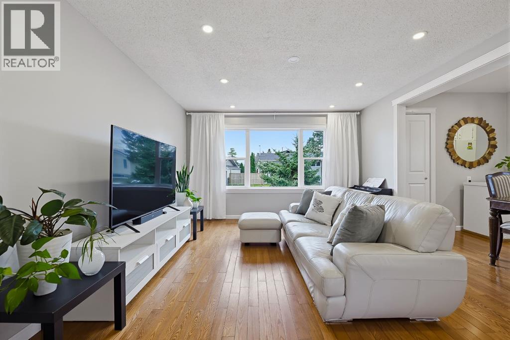 1303 Penedo Crescent Se Property Photo 4