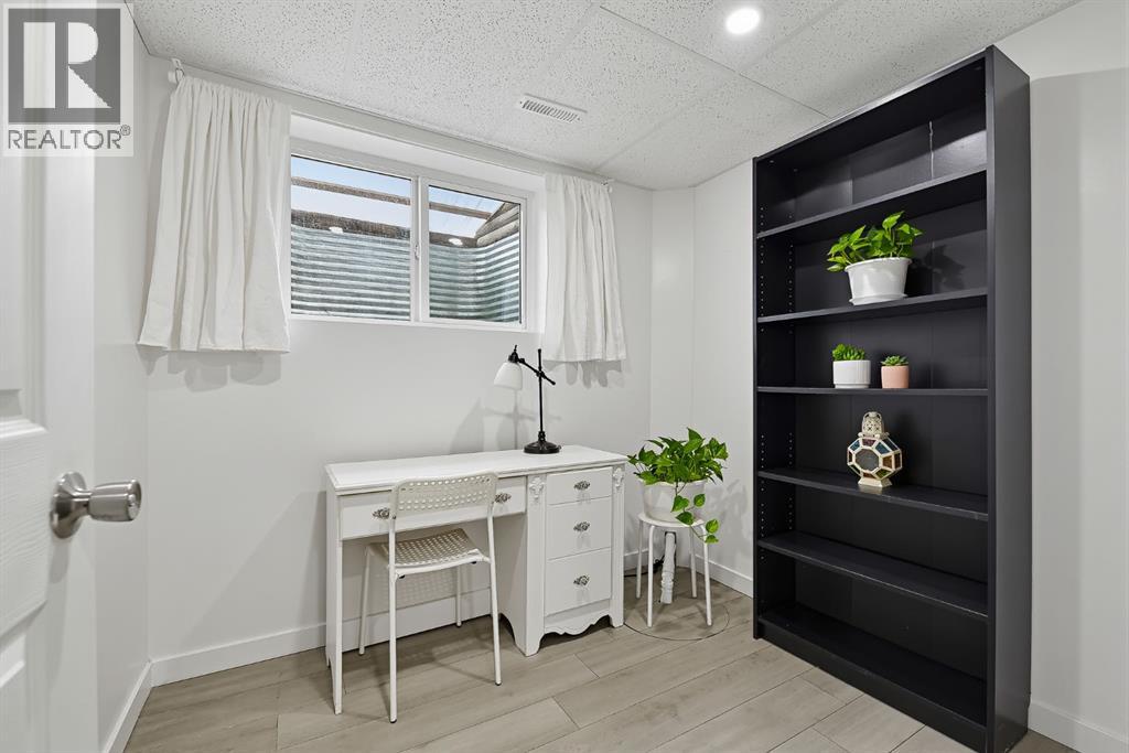 1303 Penedo Crescent Se Property Photo 28