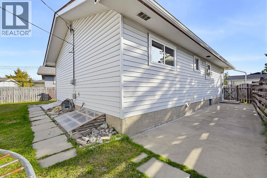 1303 Penedo Crescent Se Property Photo 43