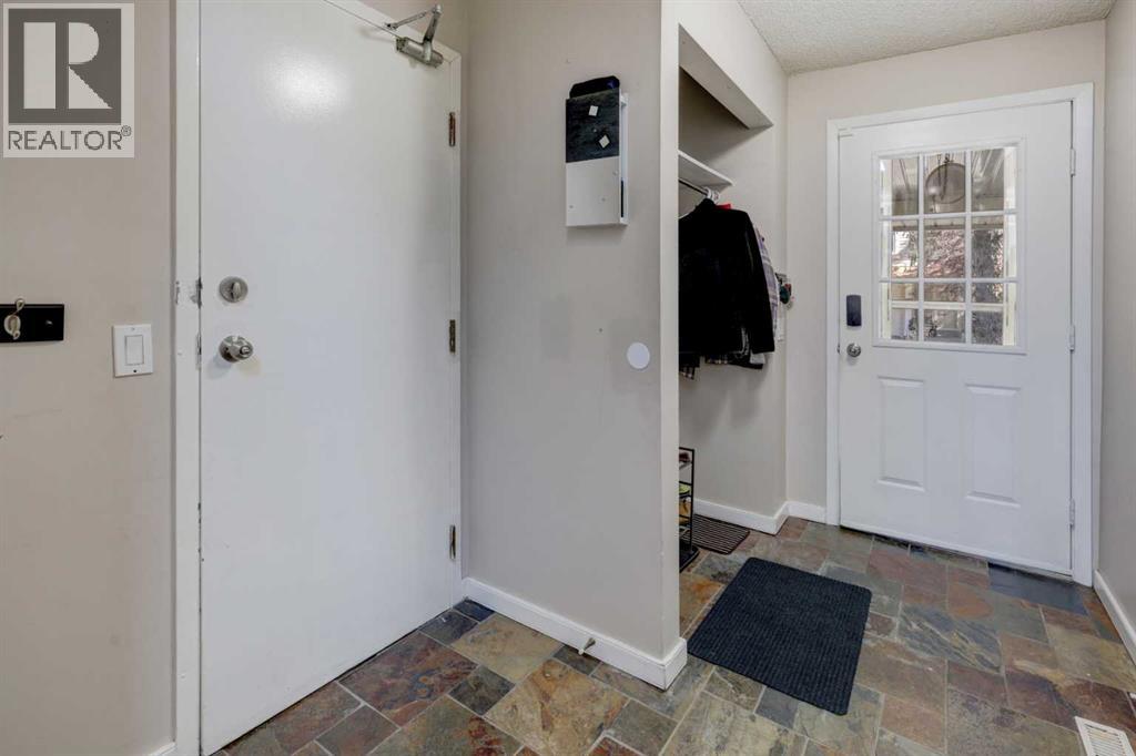 738 Queenston Terrace Se Property Photo 4
