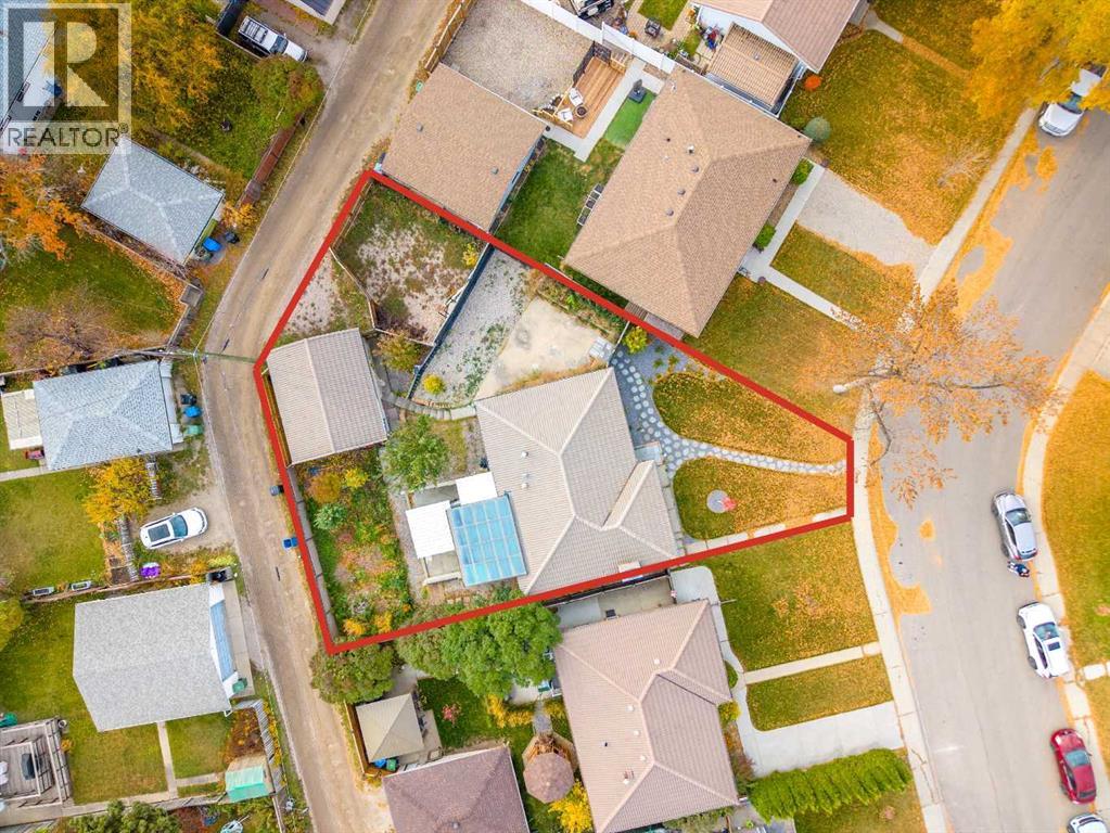 2018 Cottonwood Crescent Se Property Photo 2