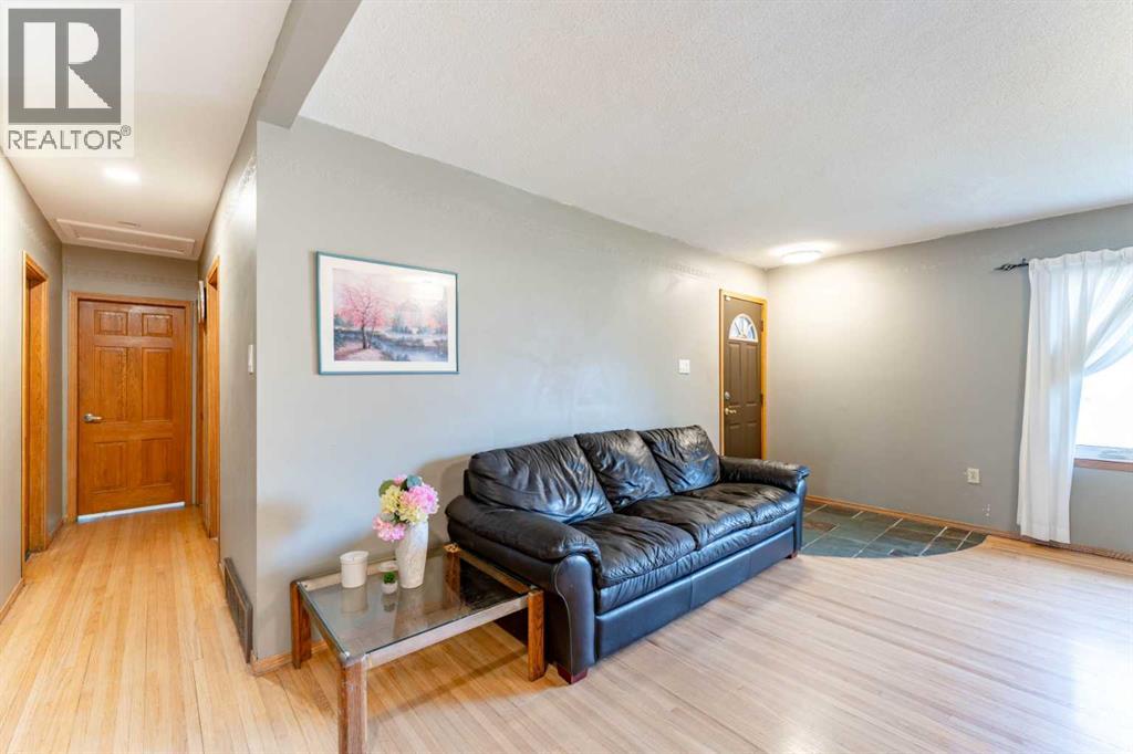 2018 Cottonwood Crescent Se Property Photo 3