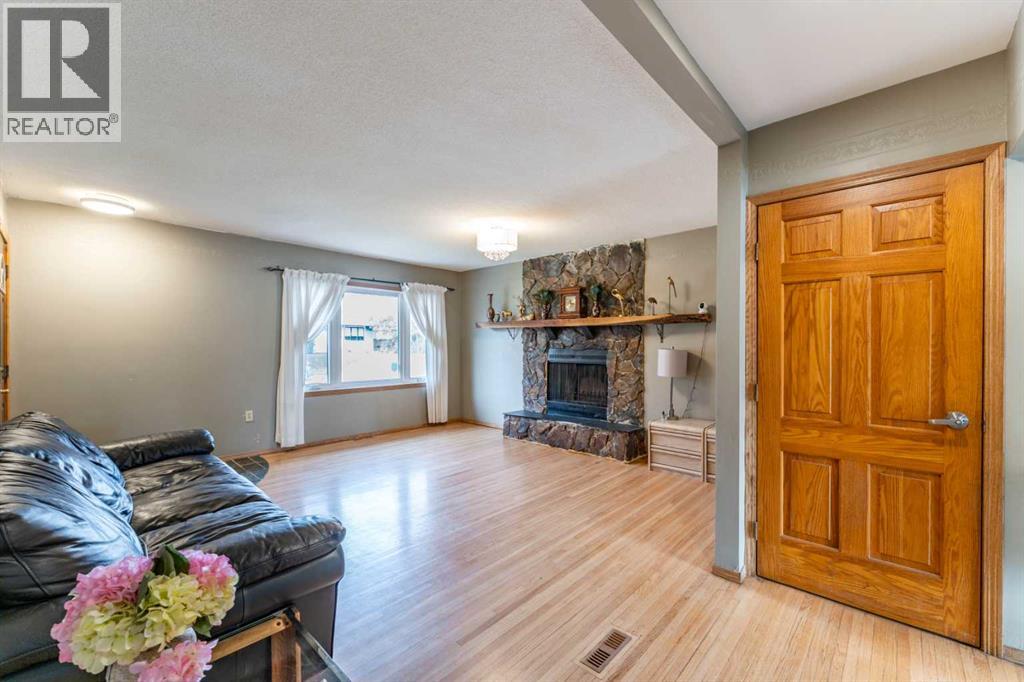 2018 Cottonwood Crescent Se Property Photo 4