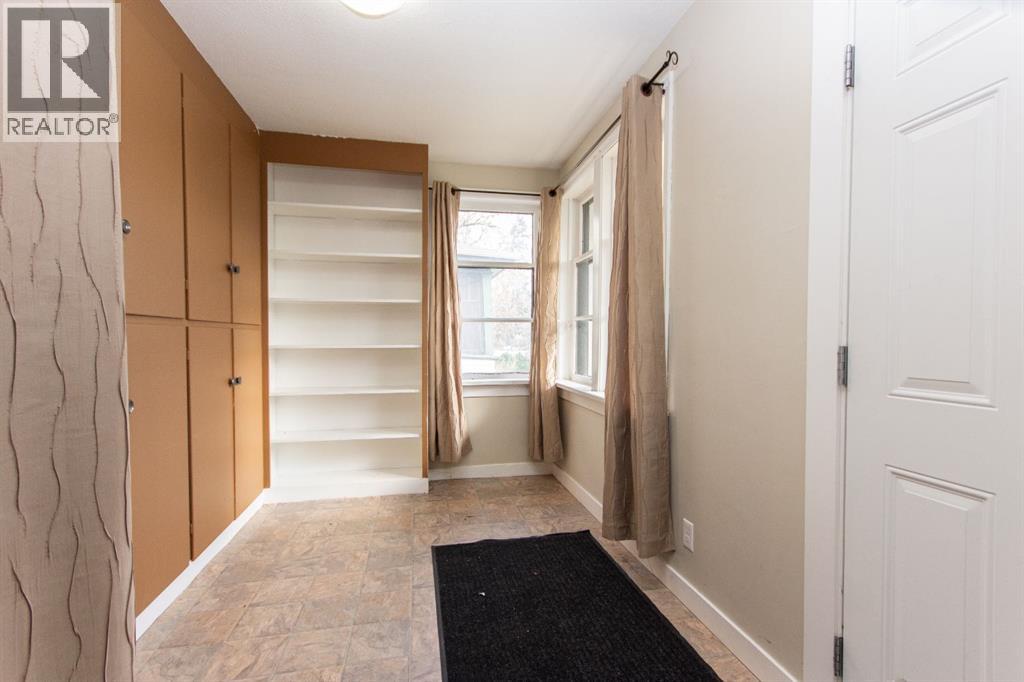 4618 49 Street Property Photo 2