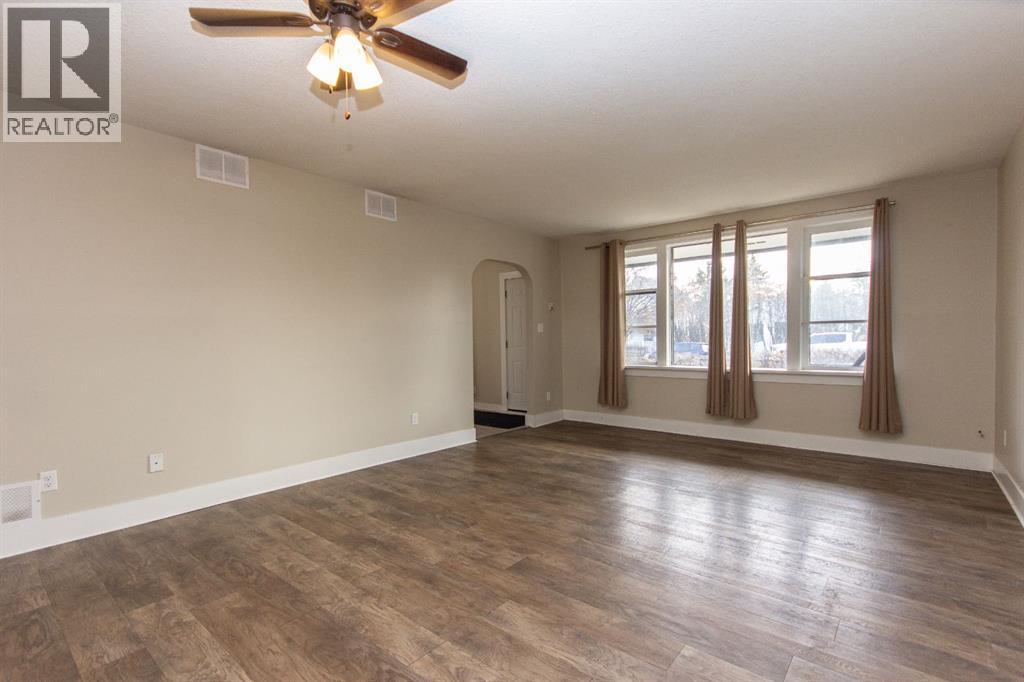 4618 49 Street Property Photo 3