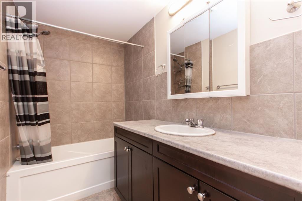 4618 49 Street Property Photo 8
