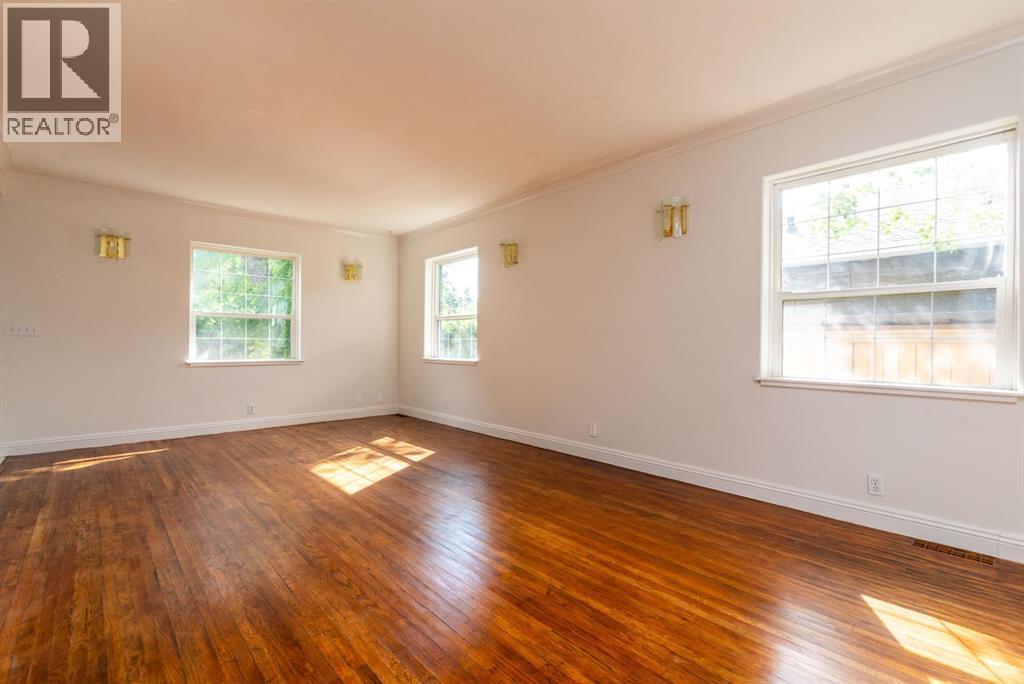5218 49th Street Property Photo 4