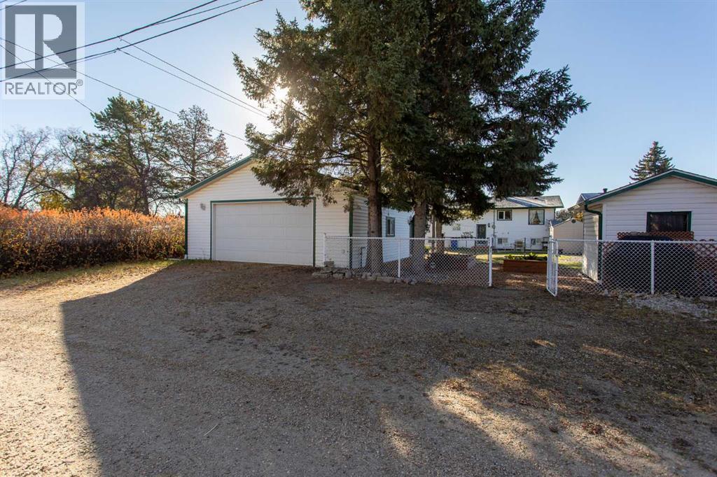 5724 55 Avenue Property Photo 2