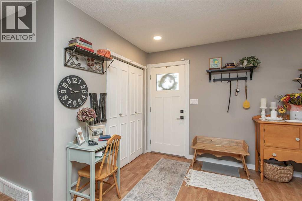 5724 55 Avenue Property Photo 4