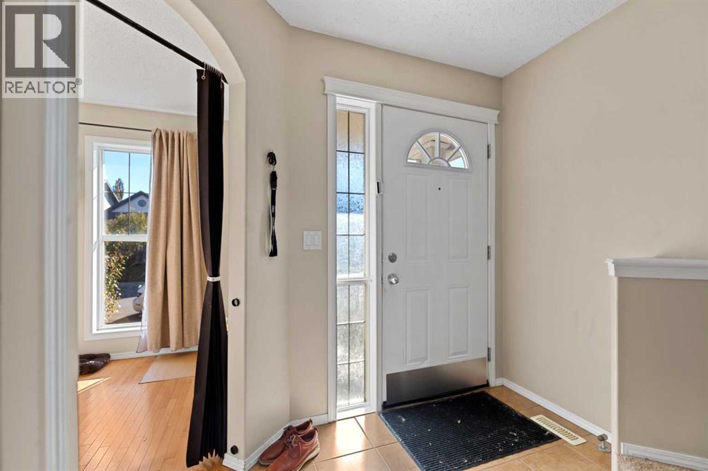 195 Cranberry Close Se Property Photo 4