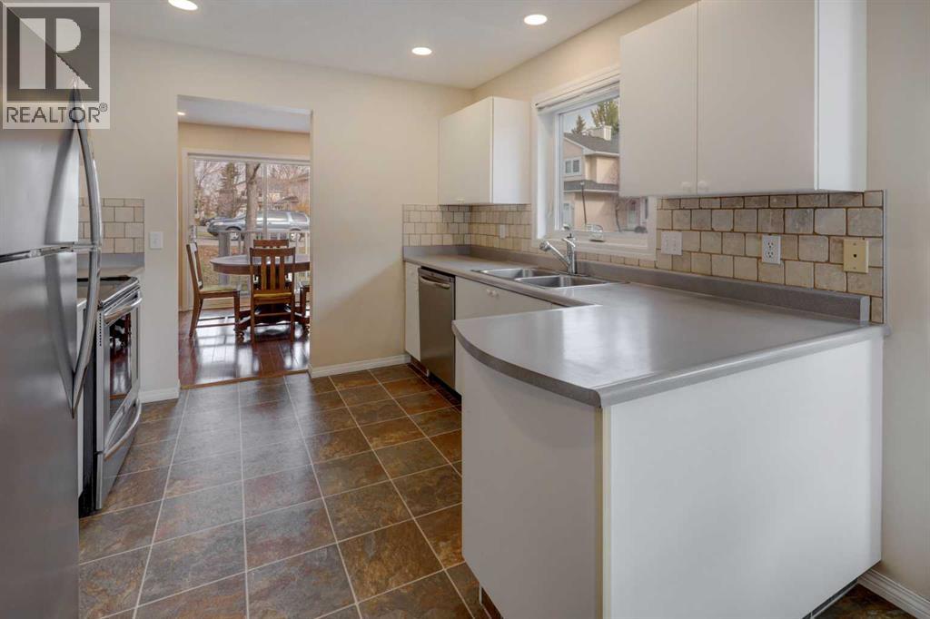 388 Sandarac Drive Northwest Property Photo 3