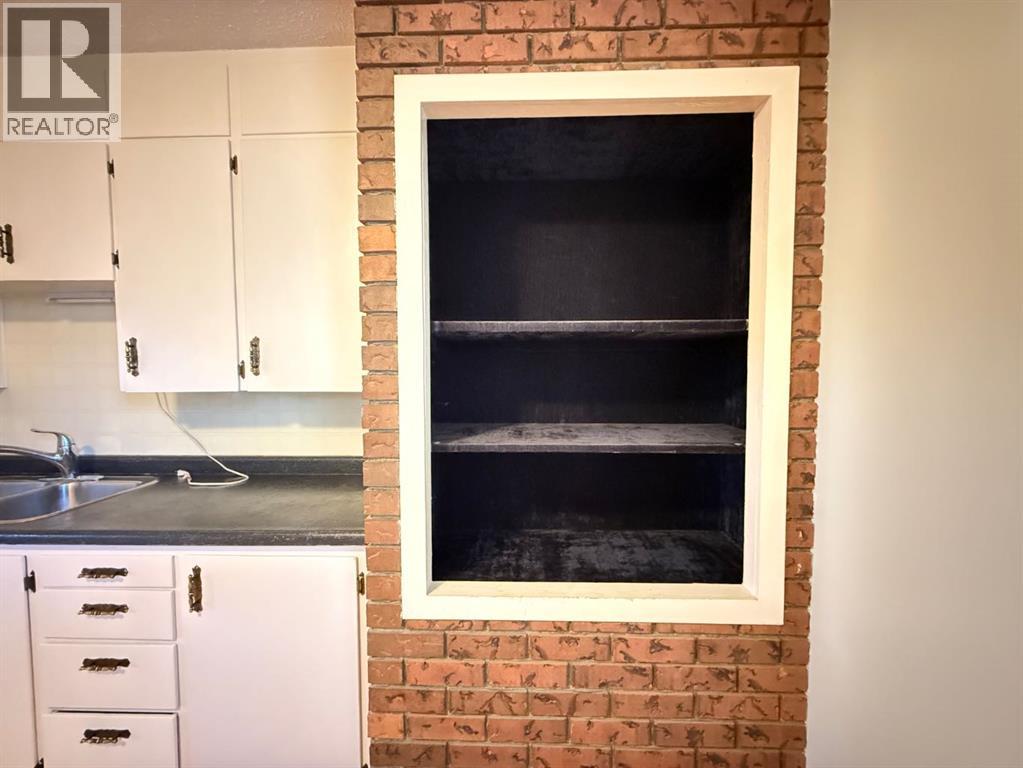 308 3 Street N Property Photo 4