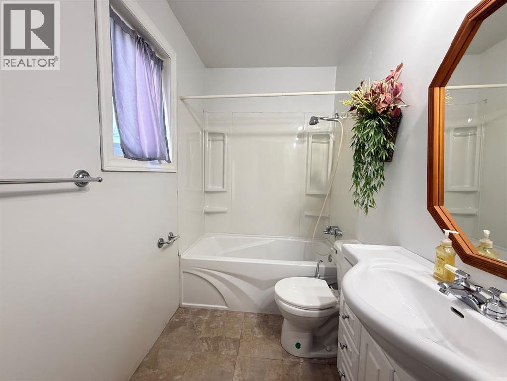 308 3 Street N Property Photo 8