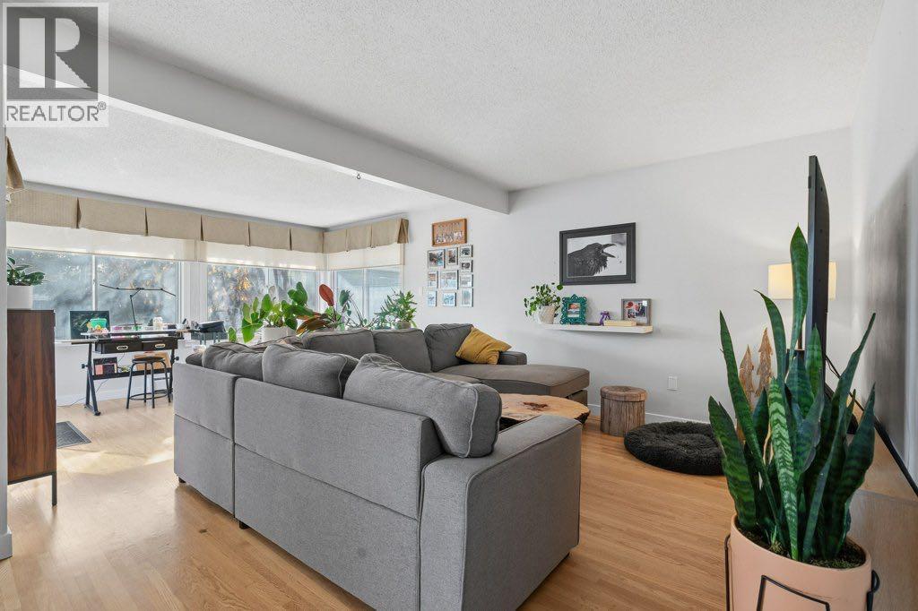3239 Kenmare Crescent Sw Property Photo 4