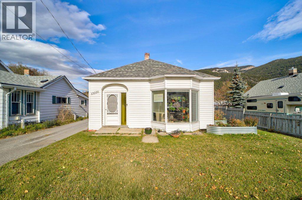 13221 17 Avenue Property Photo 1