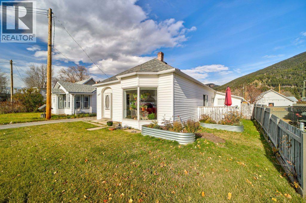 13221 17 Avenue Property Photo 2