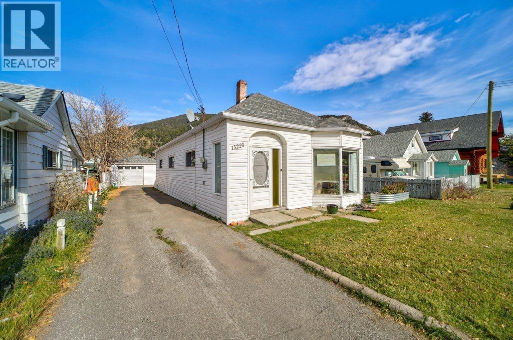 13221 17 Avenue Property Photo 3