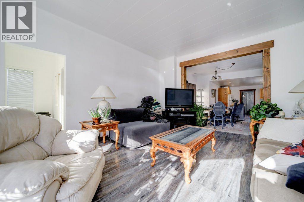 13221 17 Avenue Property Photo 9