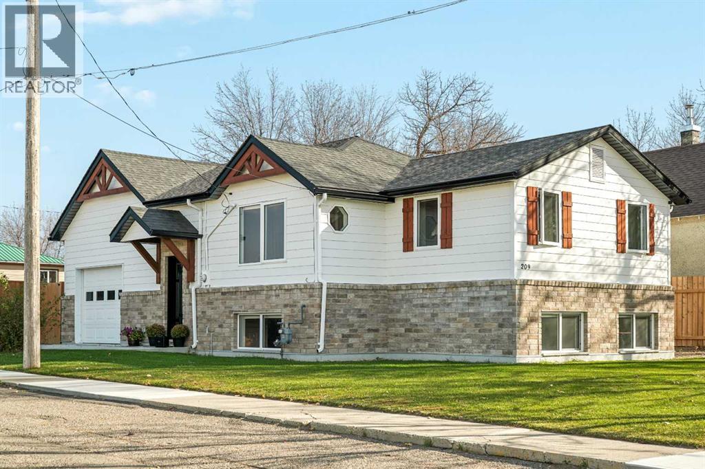 209 2 Street N Property Photo 1