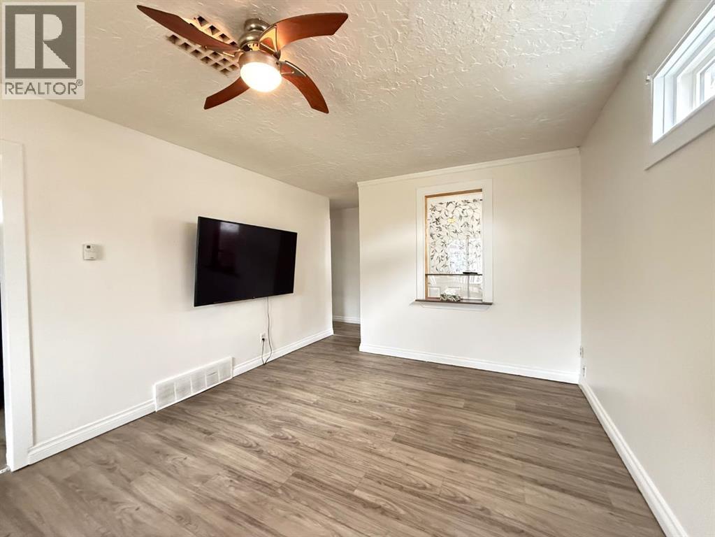 5116 48 Street Property Photo 3