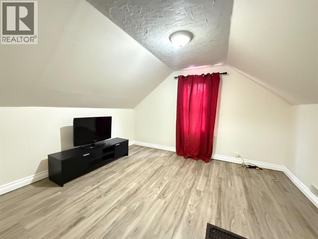 5116 48 Street Property Photo 13