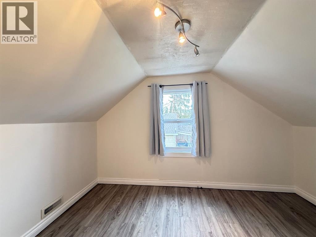 5116 48 Street Property Photo 14