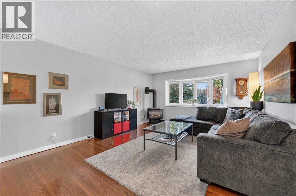 1184 Northmount Drive Nw Property Photo 14