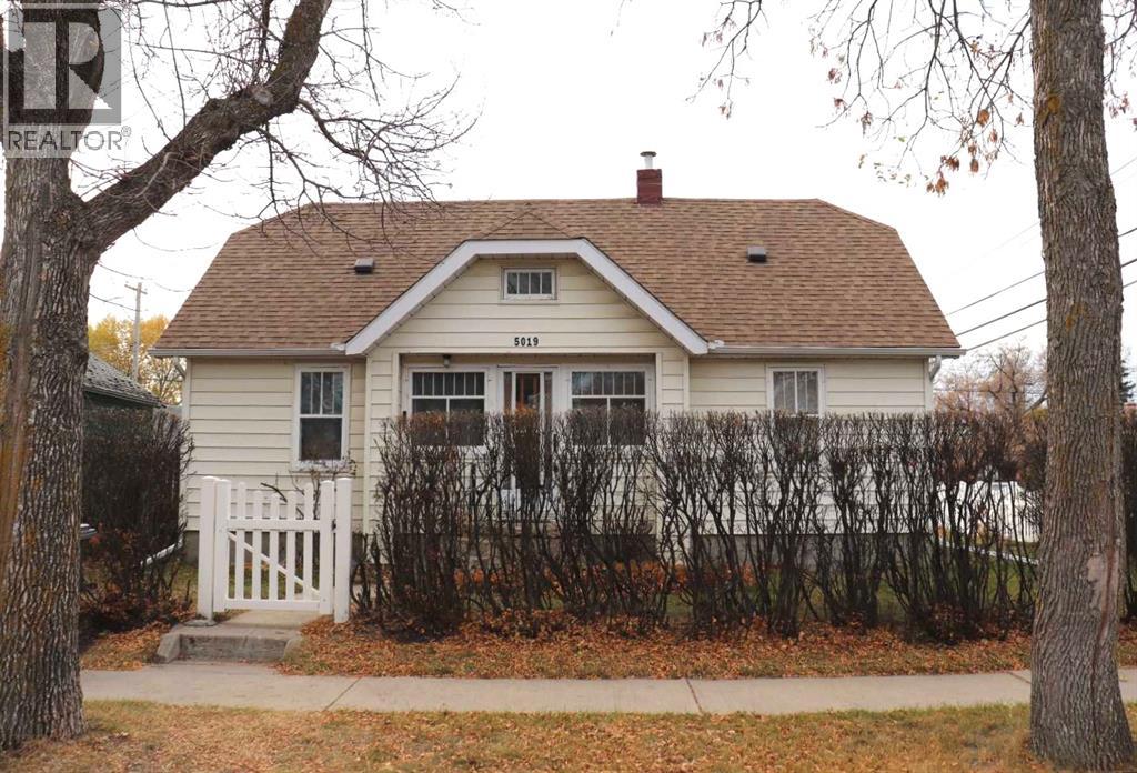 5019 55 Avenue Property Photo 1