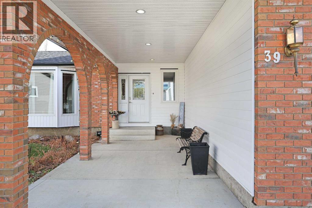 39 Lakeview Crescent E Property Photo 2
