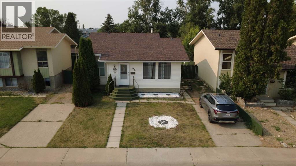 96 Simpson Crescent Se Property Photo 2