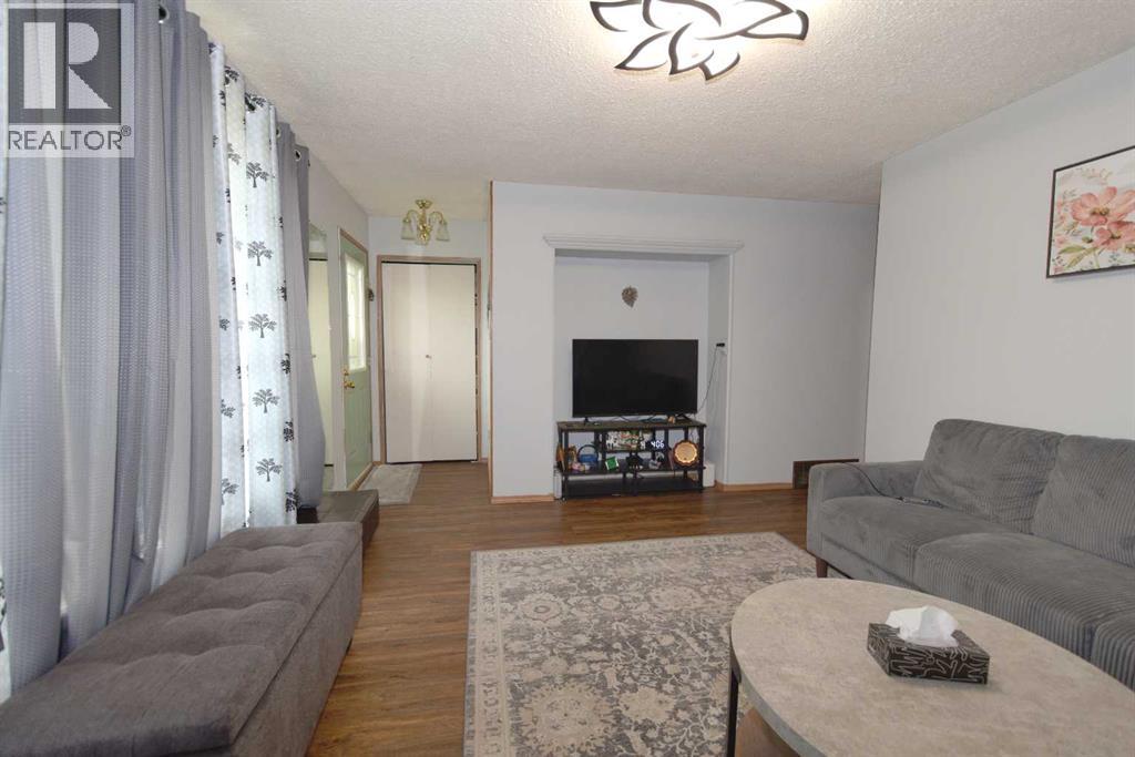 96 Simpson Crescent Se Property Photo 4