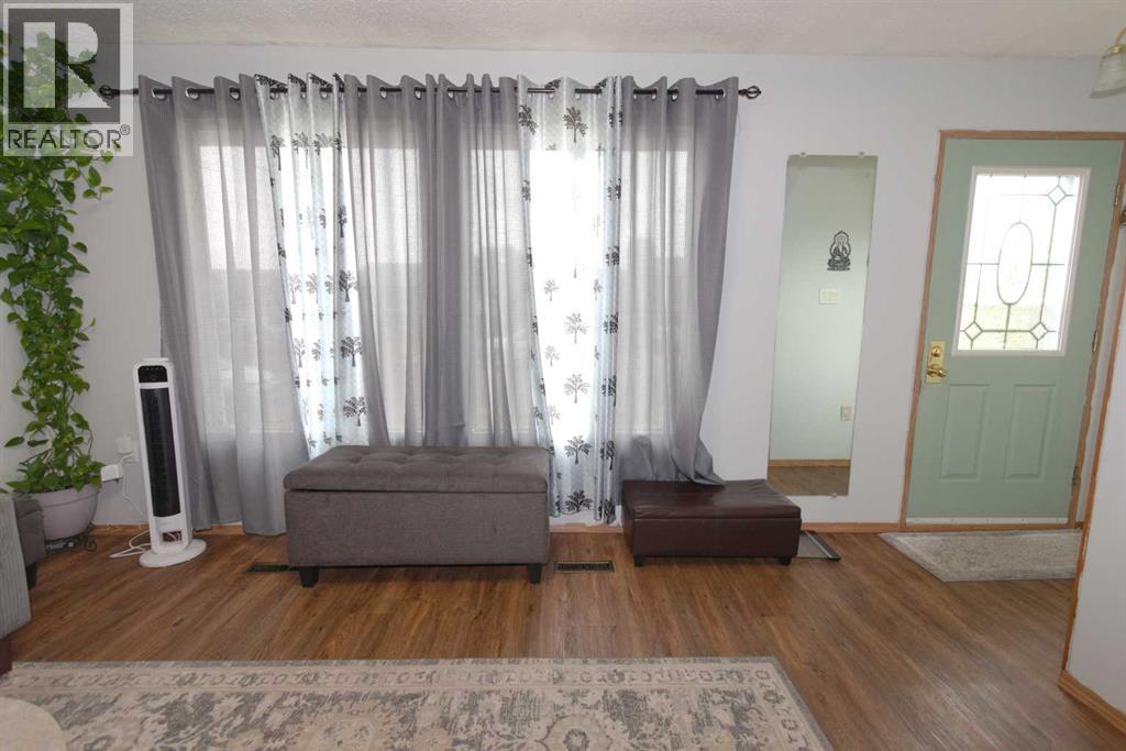 96 Simpson Crescent Se Property Photo 6