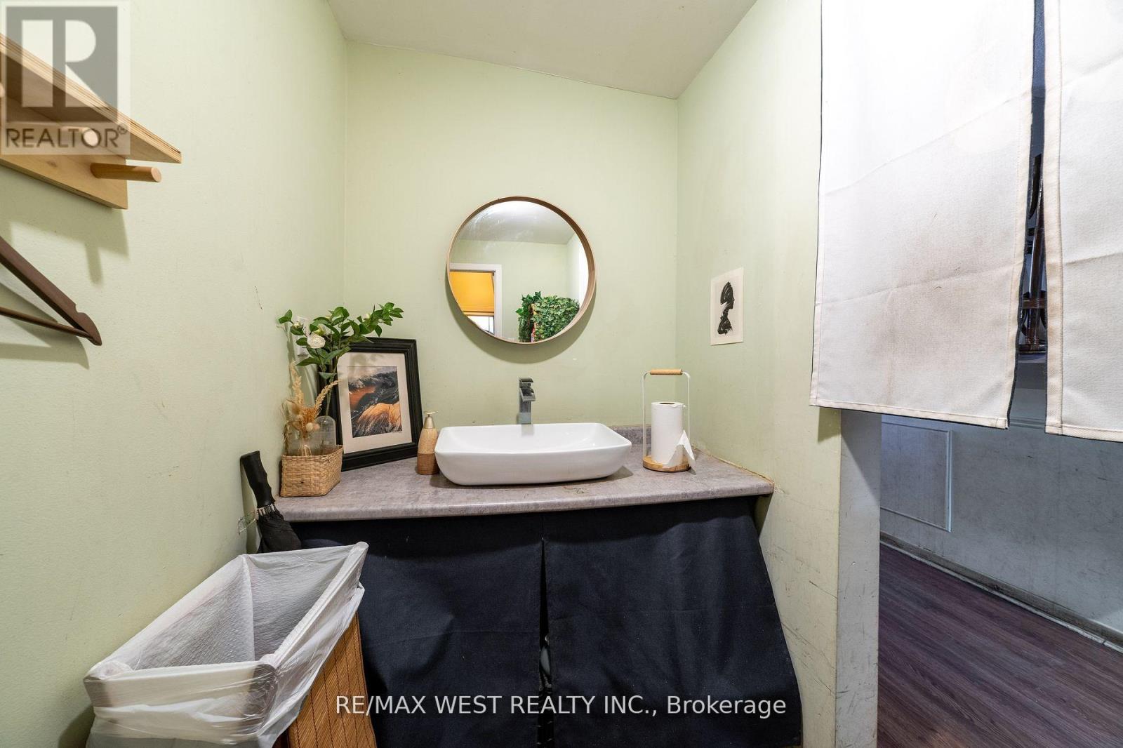 135 Ossington Avenue Property Photo 10