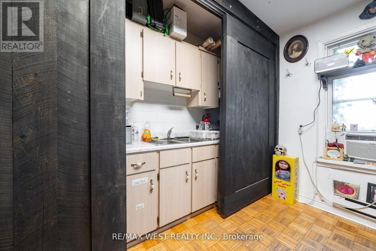135 Ossington Avenue Property Photo 19