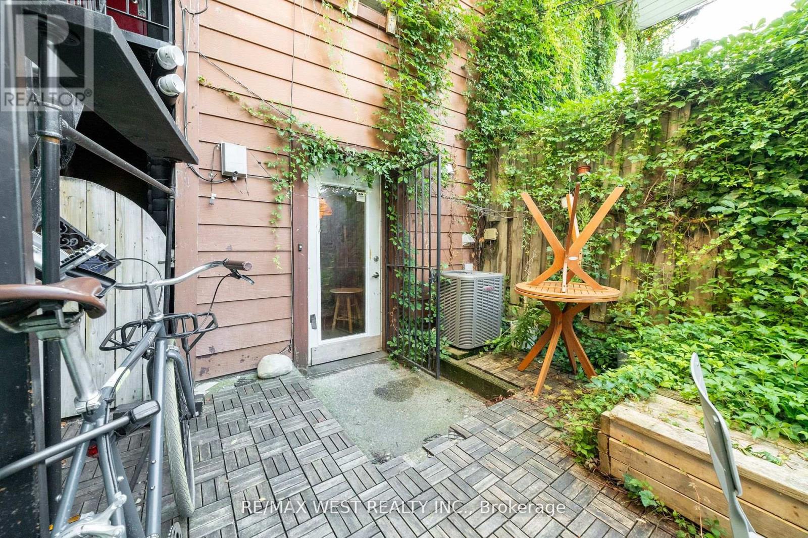 135 Ossington Avenue Property Photo 36