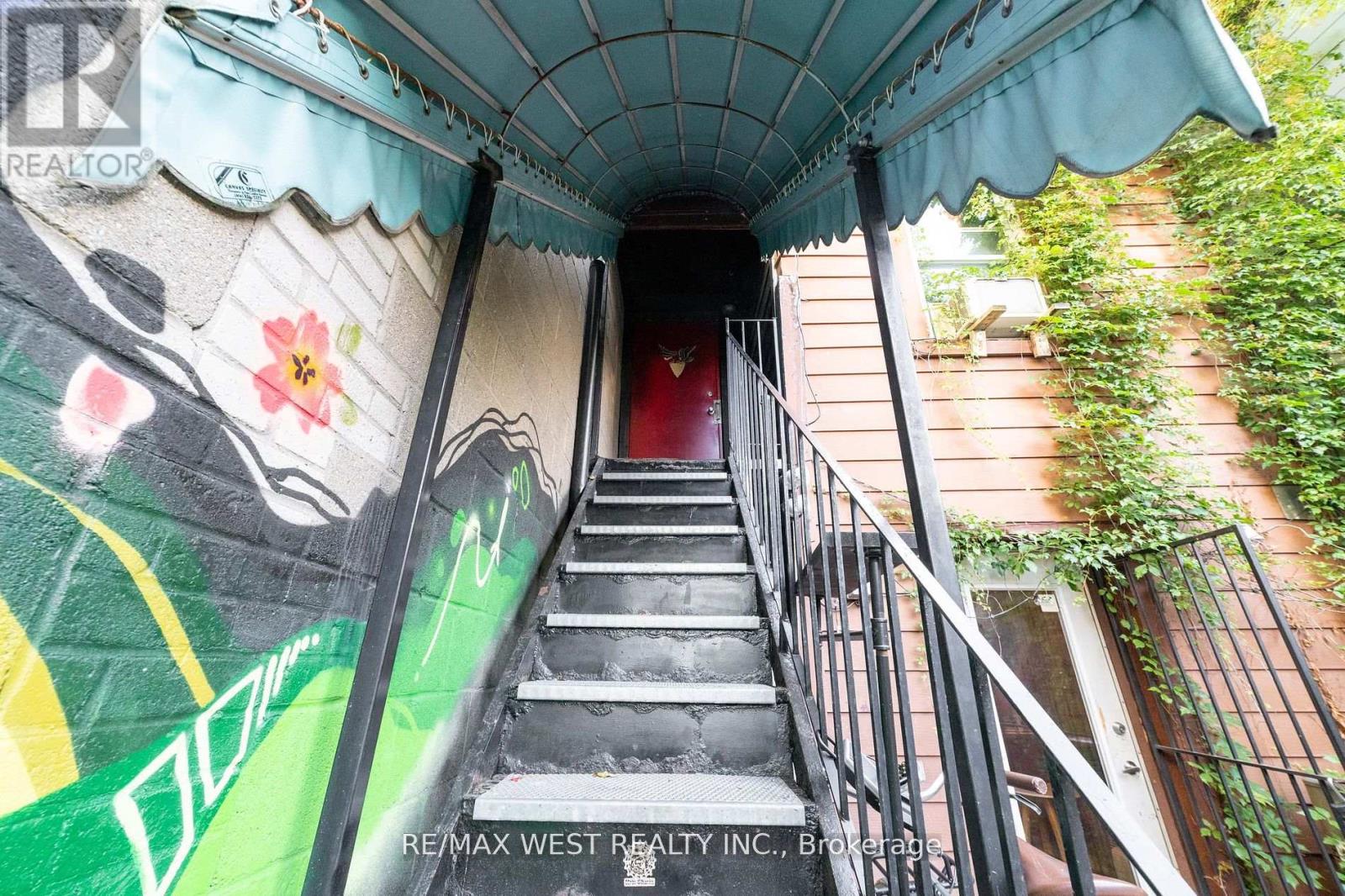 135 Ossington Avenue Property Photo 37