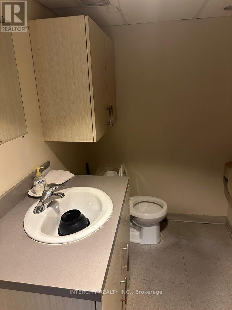2nd Flr - 627 Bloor Street W Property Photo 30