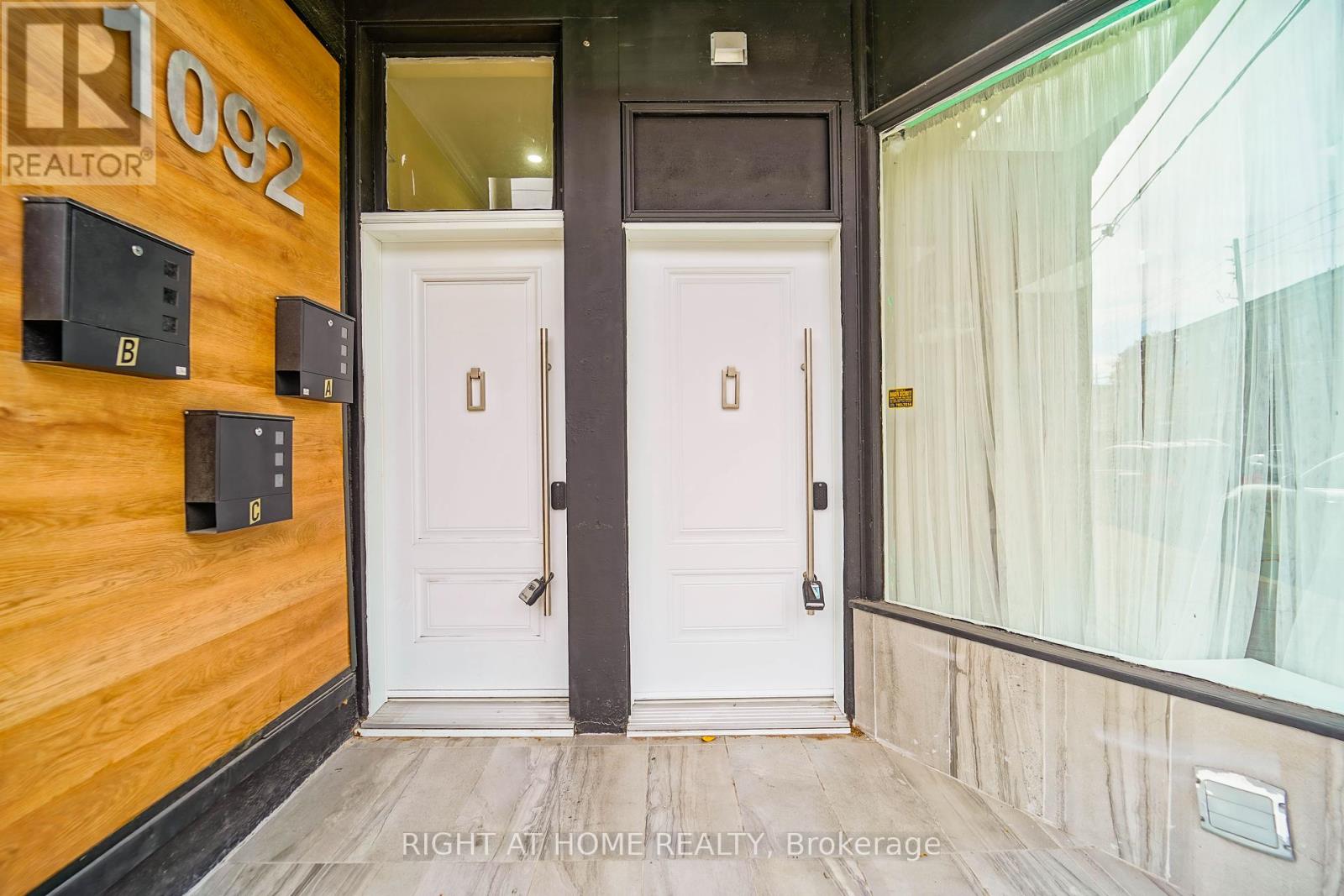 1092 Bathurst Street Property Photo 4