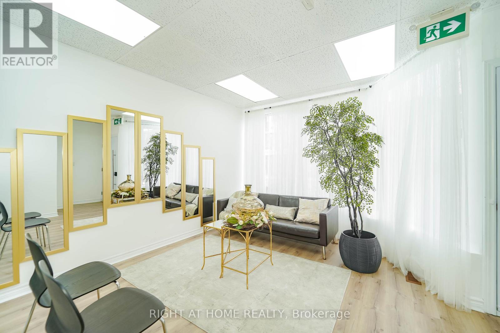 1092 Bathurst Street Property Photo 6