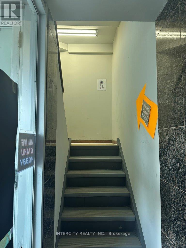2nd Flr - 627 Bloor Street W Property Photo 4