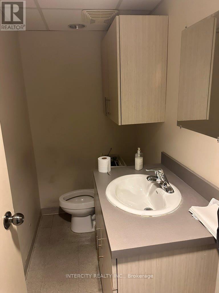 2nd Flr - 627 Bloor Street W Property Photo 32