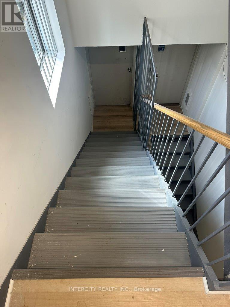 2nd Flr - 627 Bloor Street W Property Photo 34